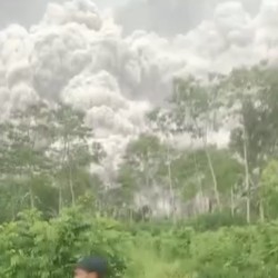Warga Panik, Begini Kronologi Letusan Gunung Sumeru