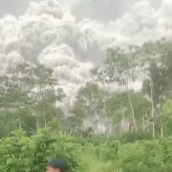 Penampakan Erupsi Semeru, Hujan Abu Vulkanik di Lumajang