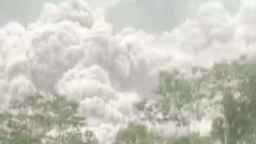Warga berlarian saat Semeru erupsi. (Dok: Tangkapan Layar Video amatir warga)