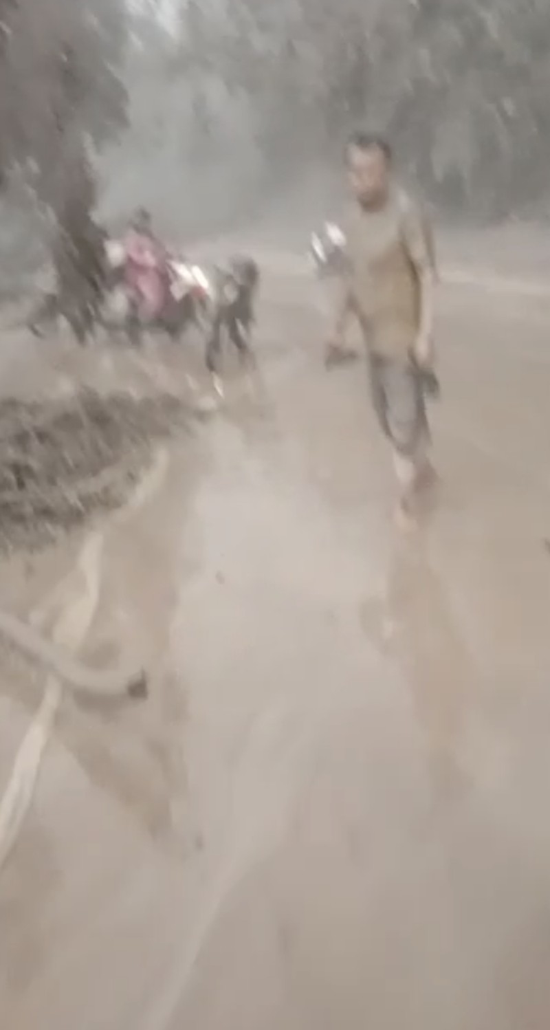 Warga berlarian saat Semeru erupsi. (Dok: Tangkapan Layar Video amatir warga) Warga berlarian saat Semeru erupsi. (Dok: Tangkapan Layar Video amatir warga)