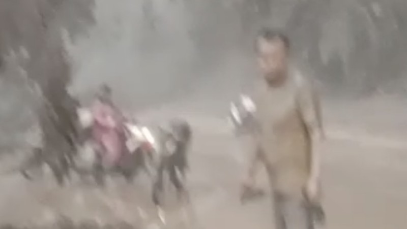 Warga berlarian saat Semeru erupsi. (Dok: Tangkapan Layar Video amatir warga)