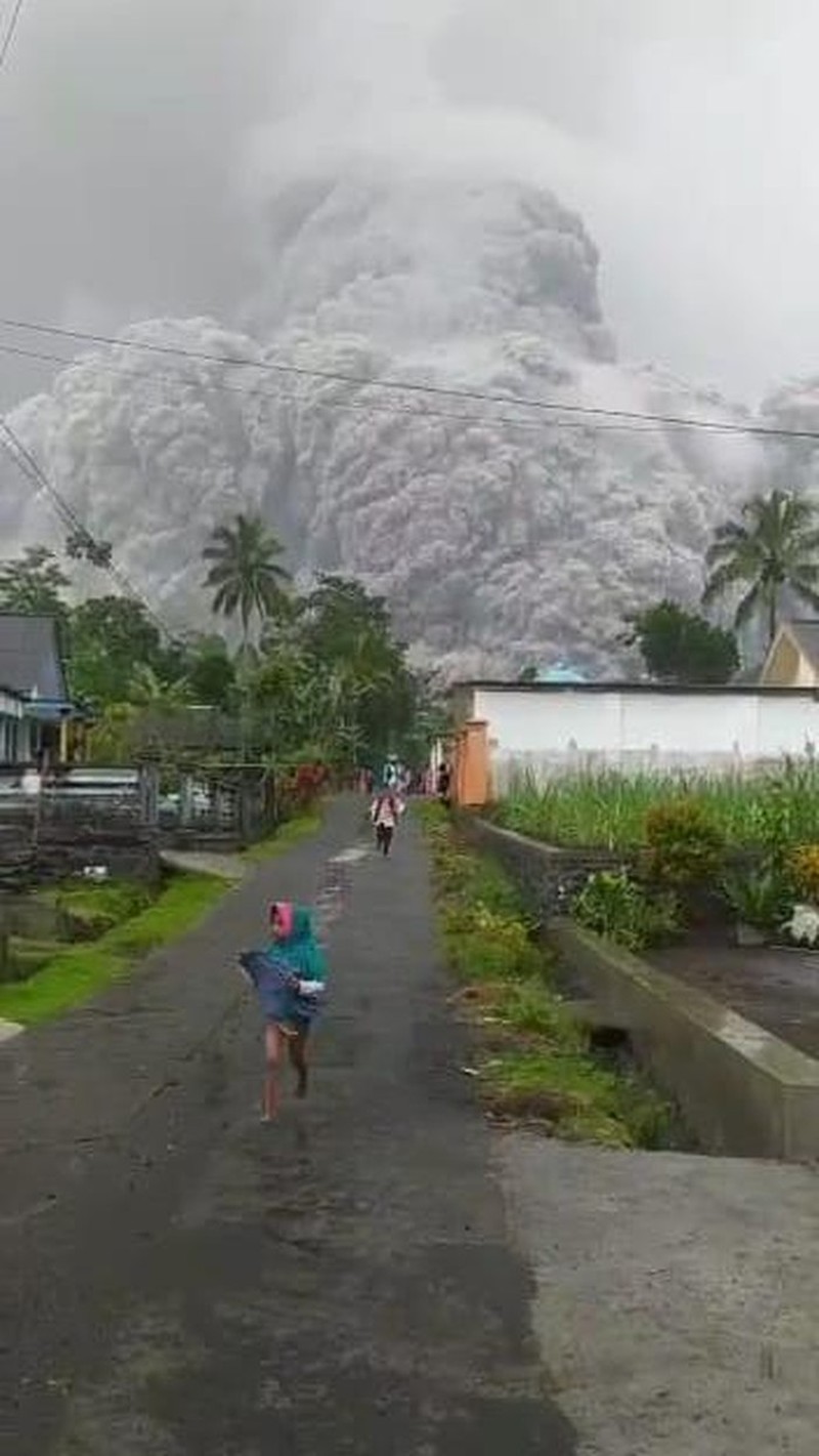 Warga berlarian saat Semeru erupsi. (Dok: Tangkapan Layar Video amatir warga) Warga berlarian saat Semeru erupsi. (Dok: Tangkapan Layar Video amatir warga)