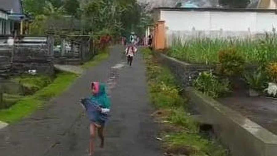 Warga berlarian saat Semeru erupsi. (Dok: Tangkapan Layar Video amatir warga)