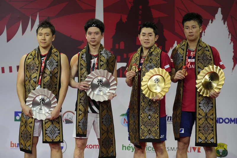 Marcus Fernaldi Gideon dari Indonesia, (kanan) dan Kevin Sanjaya Sukamuljo bersaing dengan Takuro Hoki dari Jepang dan Yugo Kobayashi dalam pertandingan final bulu tangkis ganda putra di BWF World Tour Finals di Nusa Dua, Bali Indonesia's Marcus Fernaldi Gideon, right, and Kevin Sanjaya Sukamuljo compete against Japan's Takuro Hoki, right, and Yugo Kobayashi during their men's doubles badminton final match at the BWF World Tour Finals in Nusa Dua, Bali, Indonesia, Sunday, Dec. 5, 2021. (AP Photo/Dita Alangkara)