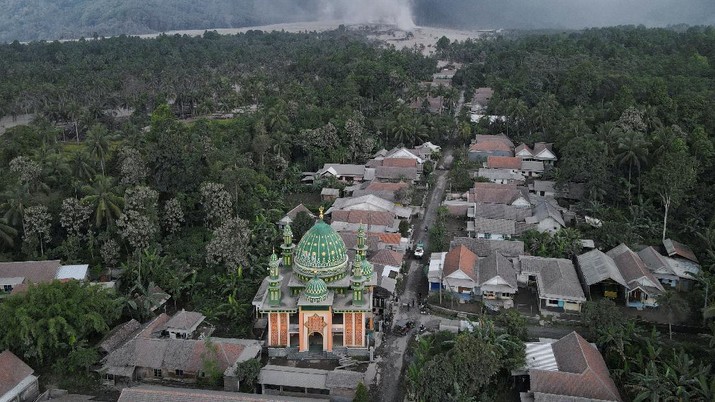 Kondisi Rumah Warga Usai Erupsi Gunung Semeru (5/12/2021) An aerial view of Sumber Wuluh village covered with volcanic ash following the eruption of Mount Semeru volcano in Lumajang regency, East Java province, Indonesia, December 5, 2021. Picture taken with a drone. REUTERS/Willy Kurniawan