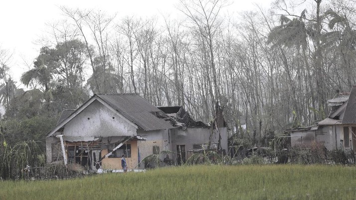 Kondisi Rumah Warga Usai Erupsi Gunung Semeru (5/12/2021) A man inspects the damage at his home in an area affected by the eruption of Mount Semeru in Lumajang, East Java, Indonesia, Sunday, Dec. 5, 2021. The highest volcano on Indonesia’s most densely populated island of Java spewed thick columns of ash, searing gas and lava down its slopes in a sudden eruption triggered by heavy rains on Saturday. (AP Photo/Trisnadi)