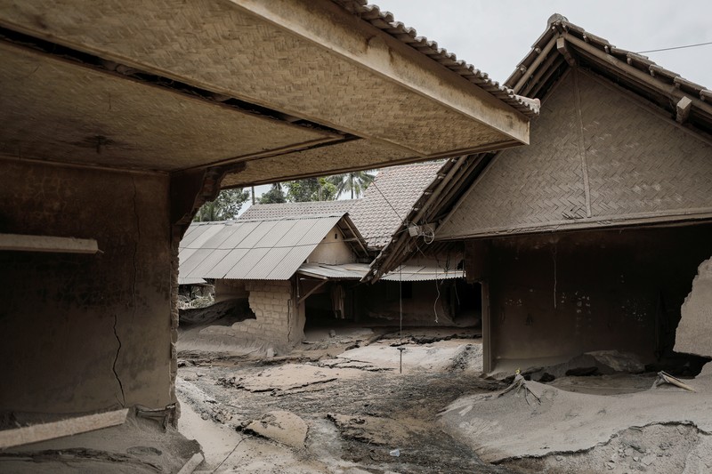 Kondisi Rumah Warga Usai Erupsi Gunung Semeru (5/12/2021) An Indonesian soldier walks past damage trucks at Sumberwuluh village following the eruption of Semeru mount volcano in Lumajang regency, East Java province, Indonesia, December 5, 2021. REUTERS/Willy Kurniawan