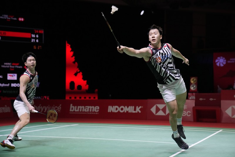 Marcus Fernaldi Gideon dari Indonesia, (kanan) dan Kevin Sanjaya Sukamuljo bersaing dengan Takuro Hoki dari Jepang dan Yugo Kobayashi dalam pertandingan final bulu tangkis ganda putra di BWF World Tour Finals di Nusa Dua, Bali Indonesia's Marcus Fernaldi Gideon, right, and Kevin Sanjaya Sukamuljo compete against Japan's Takuro Hoki, right, and Yugo Kobayashi during their men's doubles badminton final match at the BWF World Tour Finals in Nusa Dua, Bali, Indonesia, Sunday, Dec. 5, 2021. (AP Photo/Dita Alangkara)