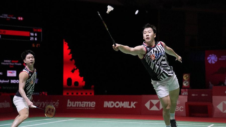 Indonesia's Marcus Fernaldi Gideon, right, and Kevin Sanjaya Sukamuljo compete against Japan's Takuro Hoki, right, and Yugo Kobayashi during their men's doubles badminton final match at the BWF World Tour Finals in Nusa Dua, Bali, Indonesia, Sunday, Dec. 5, 2021. (AP Photo/Dita Alangkara)