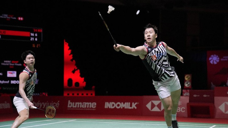 Indonesia's Marcus Fernaldi Gideon, right, and Kevin Sanjaya Sukamuljo compete against Japan's Takuro Hoki, right, and Yugo Kobayashi during their men's doubles badminton final match at the BWF World Tour Finals in Nusa Dua, Bali, Indonesia, Sunday, Dec. 5, 2021. (AP Photo/Dita Alangkara)