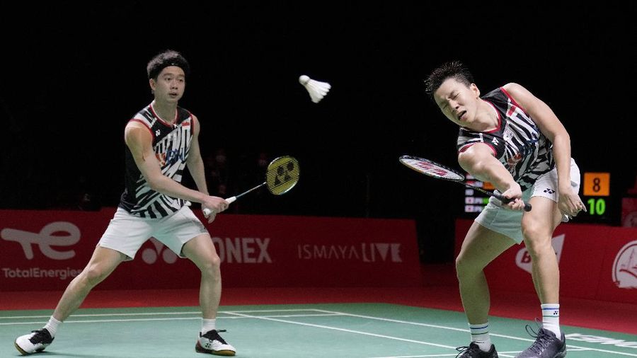 Indonesia's Marcus Fernaldi Gideon, right, and Kevin Sanjaya Sukamuljo compete against Japan's Takuro Hoki, right, and Yugo Kobayashi during their men's doubles badminton final match at the BWF World Tour Finals in Nusa Dua, Bali, Indonesia, Sunday, Dec. 5, 2021. (AP Photo/Dita Alangkara)