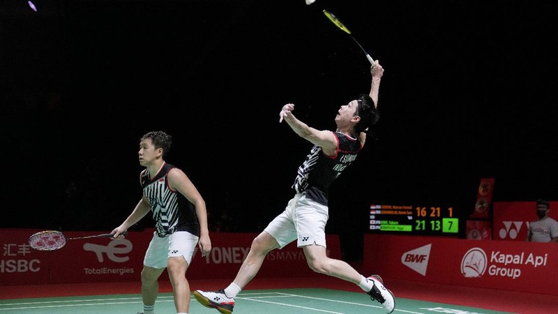 Indonesia's Marcus Fernaldi Gideon, right, and Kevin Sanjaya Sukamuljo compete against Japan's Takuro Hoki, right, and Yugo Kobayashi during their men's doubles badminton final match at the BWF World Tour Finals in Nusa Dua, Bali, Indonesia, Sunday, Dec. 5, 2021. (AP Photo/Dita Alangkara)