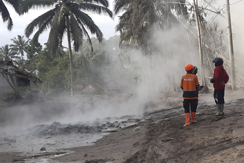 Pasca Letusan Erupsi Gunung Semeru 5 Desember 2021 Indonesian rescuers search for victims in an area affected by the eruption of Mount Semeru in Lumajang, East Java, Indonesia, Sunday, Dec 5, 2021. Indonesia's highest volcano on Java island has spewed thick columns of ash, searing gas and lava down its slopes in a sudden eruption triggered by heavy rains. (AP Photo/Rokhmad)