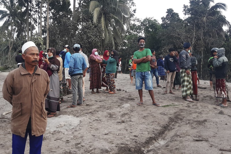 Pasca Letusan Erupsi Gunung Semeru 5 Desember 2021 Indonesian rescuers search for victims in an area affected by the eruption of Mount Semeru in Lumajang, East Java, Indonesia, Sunday, Dec 5, 2021. Indonesia's highest volcano on Java island has spewed thick columns of ash, searing gas and lava down its slopes in a sudden eruption triggered by heavy rains. (AP Photo/Rokhmad)