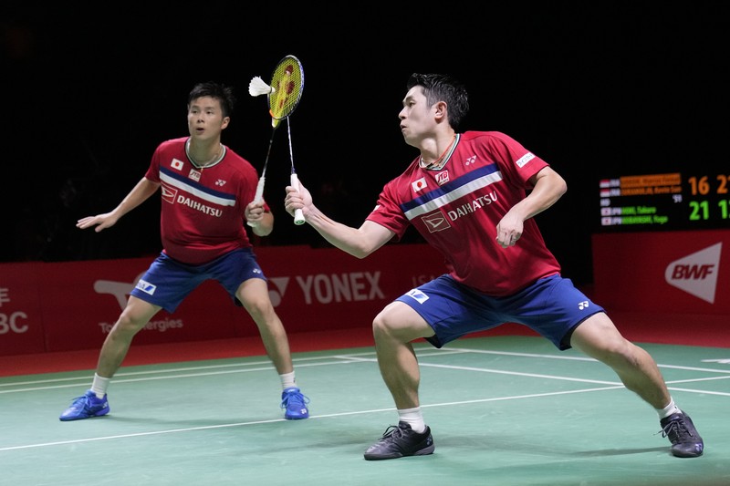 Marcus Fernaldi Gideon dari Indonesia, (kanan) dan Kevin Sanjaya Sukamuljo bersaing dengan Takuro Hoki dari Jepang dan Yugo Kobayashi dalam pertandingan final bulu tangkis ganda putra di BWF World Tour Finals di Nusa Dua, Bali Indonesia's Marcus Fernaldi Gideon, right, and Kevin Sanjaya Sukamuljo compete against Japan's Takuro Hoki, right, and Yugo Kobayashi during their men's doubles badminton final match at the BWF World Tour Finals in Nusa Dua, Bali, Indonesia, Sunday, Dec. 5, 2021. (AP Photo/Dita Alangkara)