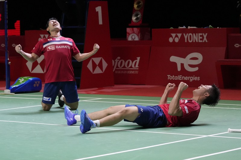 Marcus Fernaldi Gideon dari Indonesia, (kanan) dan Kevin Sanjaya Sukamuljo bersaing dengan Takuro Hoki dari Jepang dan Yugo Kobayashi dalam pertandingan final bulu tangkis ganda putra di BWF World Tour Finals di Nusa Dua, Bali Indonesia's Marcus Fernaldi Gideon, right, and Kevin Sanjaya Sukamuljo compete against Japan's Takuro Hoki, right, and Yugo Kobayashi during their men's doubles badminton final match at the BWF World Tour Finals in Nusa Dua, Bali, Indonesia, Sunday, Dec. 5, 2021. (AP Photo/Dita Alangkara)