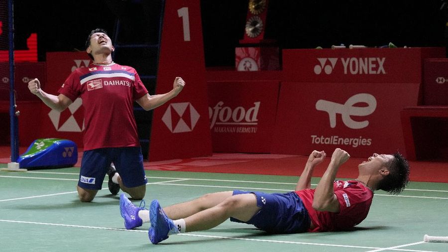 Indonesia's Marcus Fernaldi Gideon, right, and Kevin Sanjaya Sukamuljo compete against Japan's Takuro Hoki, right, and Yugo Kobayashi during their men's doubles badminton final match at the BWF World Tour Finals in Nusa Dua, Bali, Indonesia, Sunday, Dec. 5, 2021. (AP Photo/Dita Alangkara)