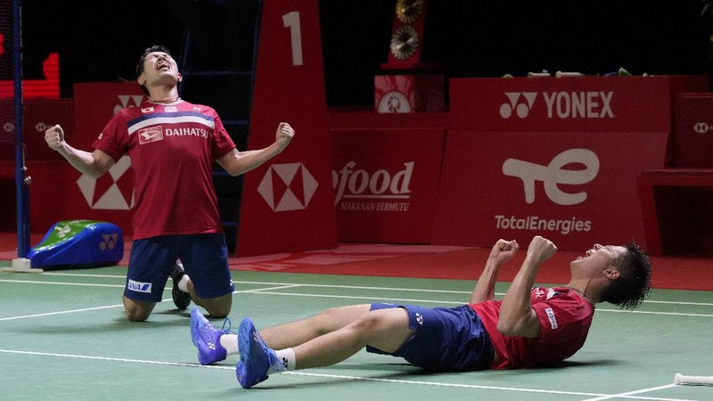 Indonesia's Marcus Fernaldi Gideon, right, and Kevin Sanjaya Sukamuljo compete against Japan's Takuro Hoki, right, and Yugo Kobayashi during their men's doubles badminton final match at the BWF World Tour Finals in Nusa Dua, Bali, Indonesia, Sunday, Dec. 5, 2021. (AP Photo/Dita Alangkara)