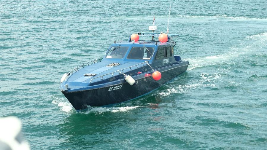 Bea Cukai RI menggelar pertemuan di laut (Rendezvouz at Sea) dengan Singapore Police Coast Guard (SPCG) di Selat Singapura, Selasa, (30/11/2021). (dok DJBC)
