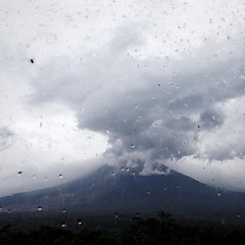 Intip Gunung Semeru yang Kembali Erupsi Pagi ini