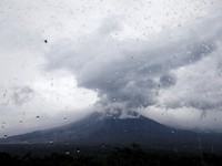 Erupsi Semeru Hingga Pier Kereta Cepat Timpa Ekskavator
