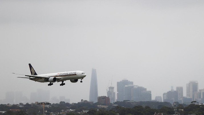 A Singapore Airlines plane arriving from Singapore lands at the international terminal at Sydney Airport, as countries react to the new coronavirus Omicron variant amid the coronavirus disease (COVID-19) pandemic, in Sydney, Australia, November 30, 2021.  REUTERS/Loren Elliott      TPX IMAGES OF THE DAY