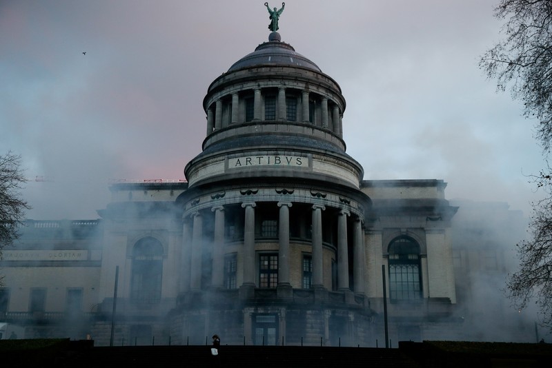 HEALTH-CORONAVIRUS/BELGIUM-PROTEST Burning objects are seen on the street during a protest against the Belgian government's restrictions imposed to contain the spread of the coronavirus disease (COVID-19), in Brussels, Belgium December 5, 2021. REUTERS/Johanna Geron