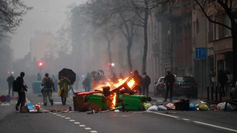 Burning objects are seen on the street during a protest against the Belgian government's restrictions imposed to contain the spread of the coronavirus disease (COVID-19), in Brussels, Belgium December 5, 2021. REUTERS/Johanna Geron