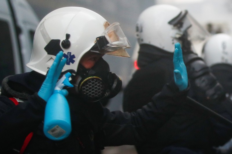HEALTH-CORONAVIRUS/BELGIUM-PROTEST Burning objects are seen on the street during a protest against the Belgian government's restrictions imposed to contain the spread of the coronavirus disease (COVID-19), in Brussels, Belgium December 5, 2021. REUTERS/Johanna Geron