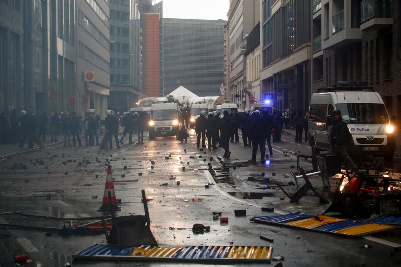 HEALTH-CORONAVIRUS/BELGIUM-PROTEST Burning objects are seen on the street during a protest against the Belgian government's restrictions imposed to contain the spread of the coronavirus disease (COVID-19), in Brussels, Belgium December 5, 2021. REUTERS/Johanna Geron