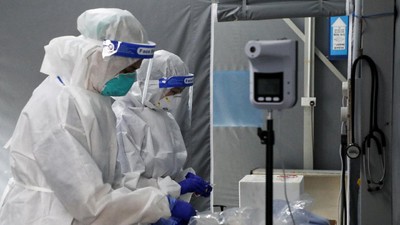 FILE PHOTO: Medical workers are seen at the coronavirus disease (COVID-19) testing centre in Kuala Lumpur Hospital, in Kuala Lumpur, Malaysia February 16, 2021. REUTERS/Lim Huey Teng/File Photo