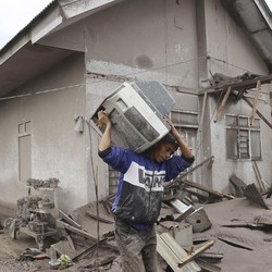 6.380 Debitur Terdampak Erupsi Semeru Minta Relaksasi ke OJK