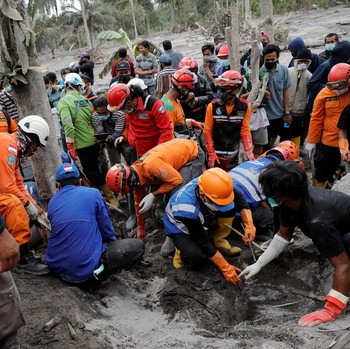Pencarian Korban Erupsi Gunung Semeru di Desa Sumberwuluh