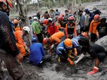Pencarian Korban Erupsi Gunung Semeru di Desa Sumberwuluh