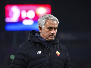 Mata Berkaca-kaca Mourinho Saat Tinggalkan Roma
