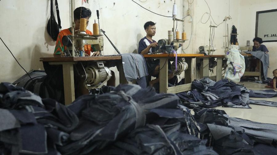 Pekerja menyelesaikan proses sablon baju di kawasan Pamulang, Tangerang Selatan, Senin (6/12/2021).  Harga kapas acuan dunia berhasil melesat hingga level tertingginya dalam satu dekade terakhir, karena beberapa faktor yang mempengaruhinya. (CNBC Indonesia/Andrean Kristianto)