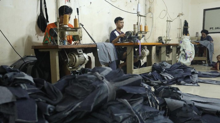 Pekerja menyelesaikan proses sablon baju di kawasan Pamulang, Tangerang Selatan, Senin (6/12/2021). Harga kapas acuan dunia berhasil melesat hingga level tertingginya dalam satu dekade terakhir, karena beberapa faktor yang mempengaruhinya. (CNBC Indonesia/Andrean Kristianto)