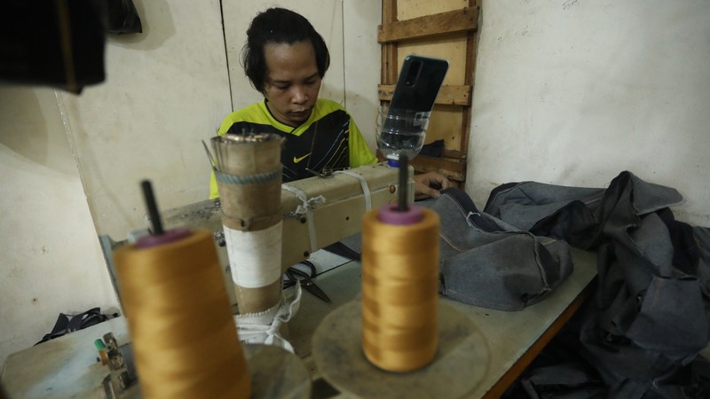 Pekerja menyelesaikan proses sablon baju di kawasan Pamulang, Tangerang Selatan, Senin (6/12/2021). Harga kapas acuan dunia berhasil melesat hingga level tertingginya dalam satu dekade terakhir, karena beberapa faktor yang mempengaruhinya. (CNBC Indonesia/Andrean Kristianto) Pekerja menyelesaikan proses sablon baju di kawasan Pamulang, Tangerang Selatan, Senin (6/12/2021). Harga kapas acuan dunia berhasil melesat hingga level tertingginya dalam satu dekade terakhir, karena beberapa faktor yang mempengaruhinya. (CNBC Indonesia/Andrean Kristianto)
