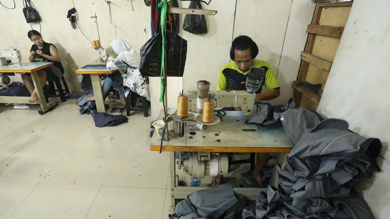 Pekerja menyelesaikan proses sablon baju di kawasan Pamulang, Tangerang Selatan, Senin (6/12/2021). Harga kapas acuan dunia berhasil melesat hingga level tertingginya dalam satu dekade terakhir, karena beberapa faktor yang mempengaruhinya. (CNBC Indonesia/Andrean Kristianto) Pekerja menyelesaikan proses sablon baju di kawasan Pamulang, Tangerang Selatan, Senin (6/12/2021). Harga kapas acuan dunia berhasil melesat hingga level tertingginya dalam satu dekade terakhir, karena beberapa faktor yang mempengaruhinya. (CNBC Indonesia/Andrean Kristianto)
