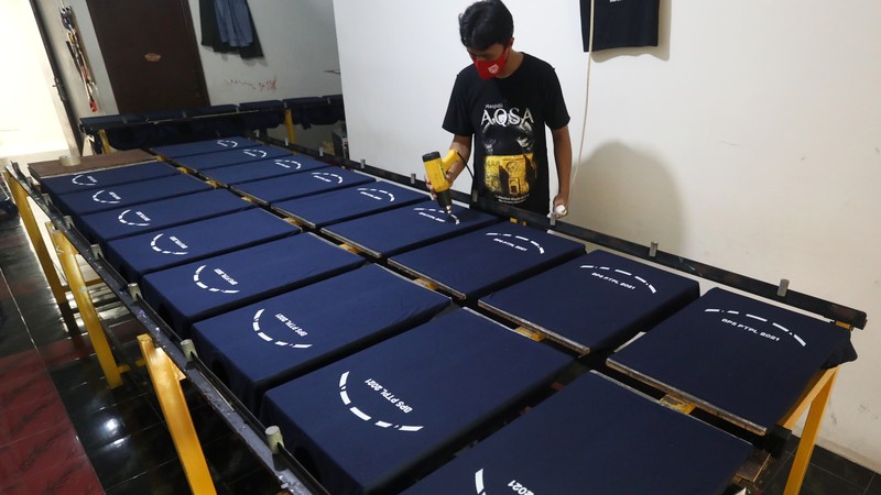 Pekerja menyelesaikan proses sablon baju di kawasan Pamulang, Tangerang Selatan, Senin (6/12/2021). Harga kapas acuan dunia berhasil melesat hingga level tertingginya dalam satu dekade terakhir, karena beberapa faktor yang mempengaruhinya. (CNBC Indonesia/Andrean Kristianto) Pekerja menyelesaikan proses sablon baju di kawasan Pamulang, Tangerang Selatan, Senin (6/12/2021). Harga kapas acuan dunia berhasil melesat hingga level tertingginya dalam satu dekade terakhir, karena beberapa faktor yang mempengaruhinya. (CNBC Indonesia/Andrean Kristianto)
