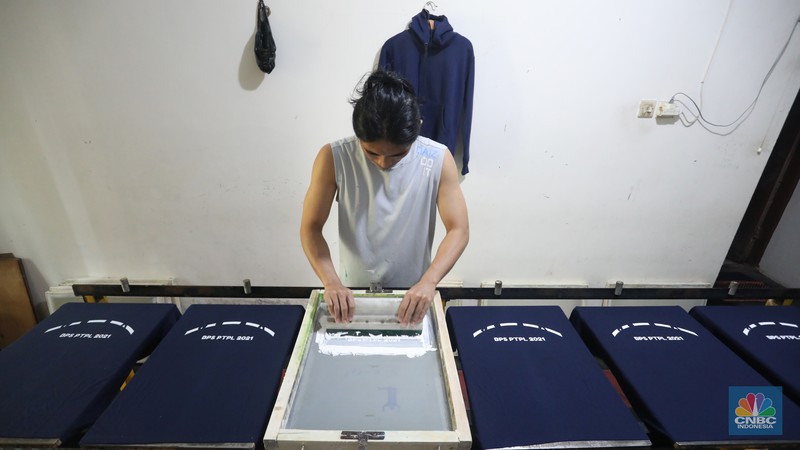 Pekerja menyelesaikan proses sablon baju di kawasan Pamulang, Tangerang Selatan, Senin (6/12/2021). Harga kapas acuan dunia berhasil melesat hingga level tertingginya dalam satu dekade terakhir, karena beberapa faktor yang mempengaruhinya. (CNBC Indonesia/Andrean Kristianto) Pekerja menyelesaikan proses sablon baju di kawasan Pamulang, Tangerang Selatan, Senin (6/12/2021). Harga kapas acuan dunia berhasil melesat hingga level tertingginya dalam satu dekade terakhir, karena beberapa faktor yang mempengaruhinya. (CNBC Indonesia/Andrean Kristianto)