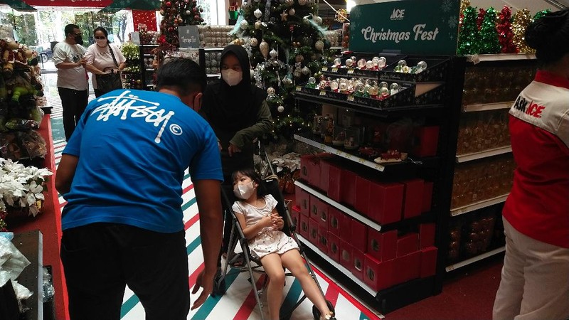 Pernak-pernik pelengkapan Natal (CNBC Indonesia/Tri Susilo)