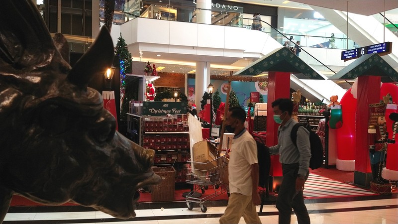 Pernak-pernik pelengkapan Natal (CNBC Indonesia/Tri Susilo)