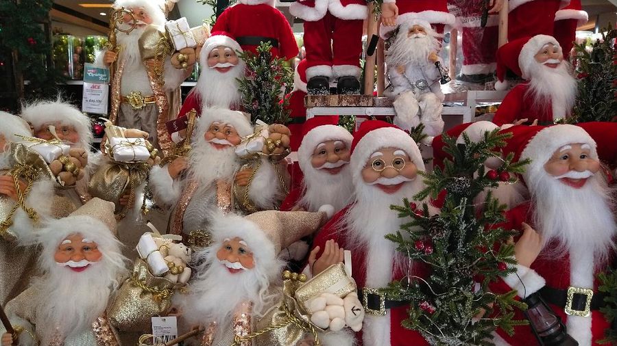 Pernak-pernik pelengkapan Natal (CNBC Indonesia/Tri Susilo)