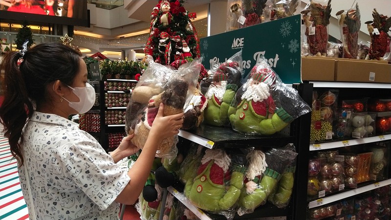 Pernak-pernik pelengkapan Natal (CNBC Indonesia/Tri Susilo) Pernak-pernik pelengkapan Natal (CNBC Indonesia/Tri Susilo)