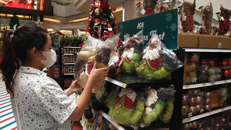 Pernak-pernik pelengkapan Natal (CNBC Indonesia/Tri Susilo)