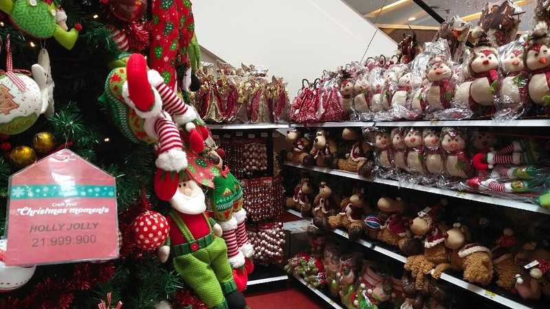 Pernak-pernik pelengkapan Natal (CNBC Indonesia/Tri Susilo)