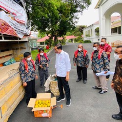 Warga Karo Antar 3 Ton Jeruk, Desak Jokowi Perbaiki Jalan
