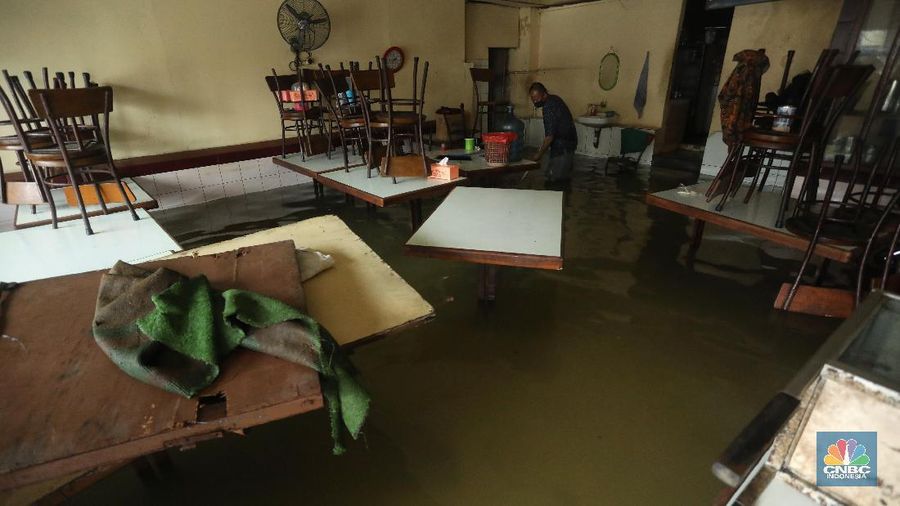 Banjir Rob di kawasan jalan Lodan Raya yang merupakan kawasan Sunda Kelapa. (CNBC Indonesia/Andrean Kristianto)