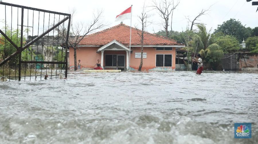 Banjir Rob di kawasan jalan Lodan Raya yang merupakan kawasan Sunda Kelapa. (CNBC Indonesia/Andrean Kristianto)
